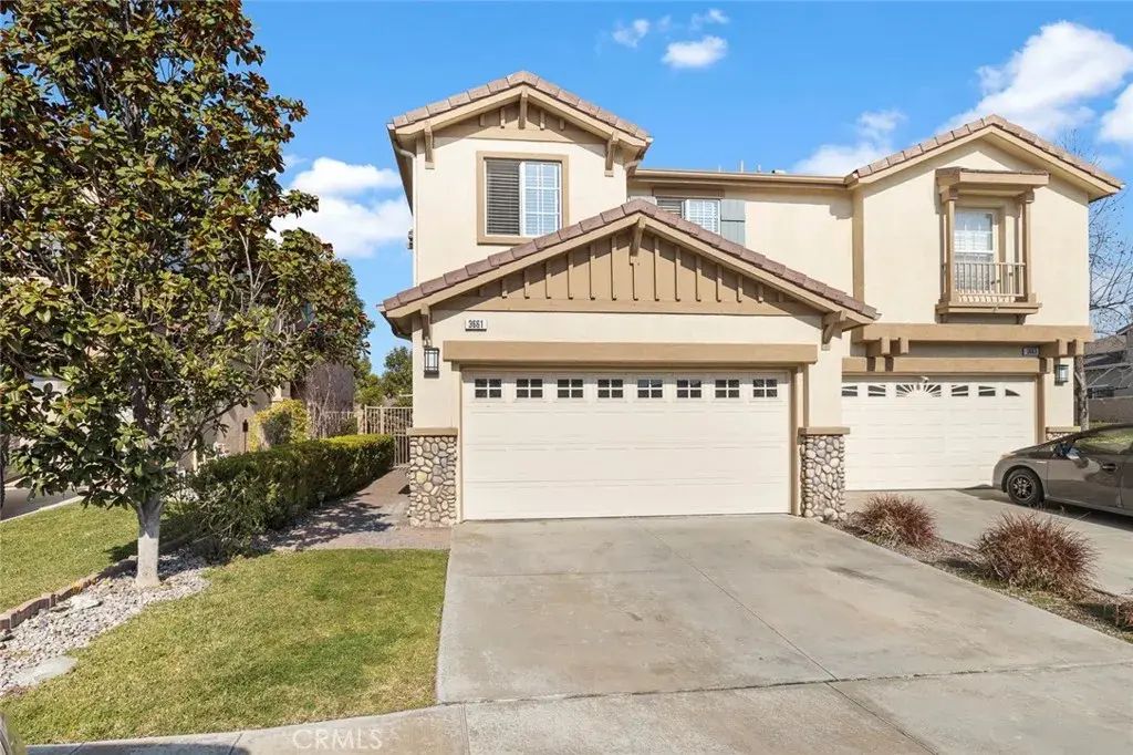 3661 Hawks, Brea
