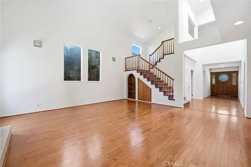 19251 Oxnard Street, Tarzana