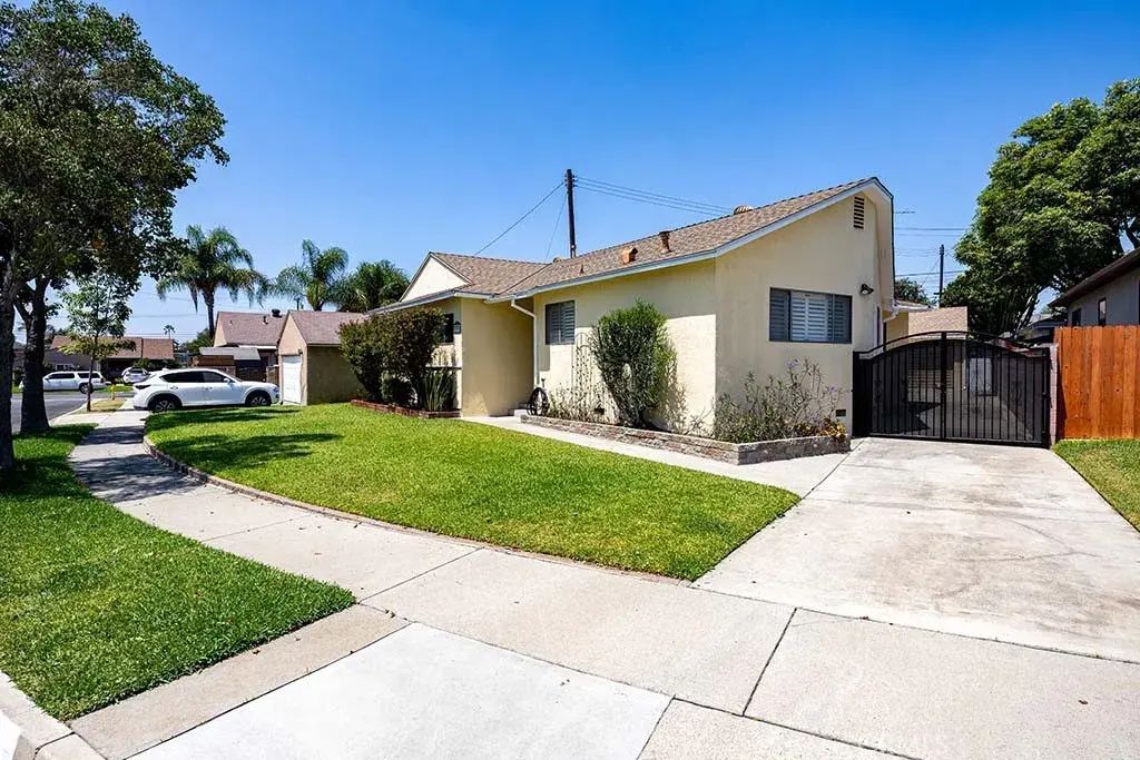 9321 Sideview, Downey