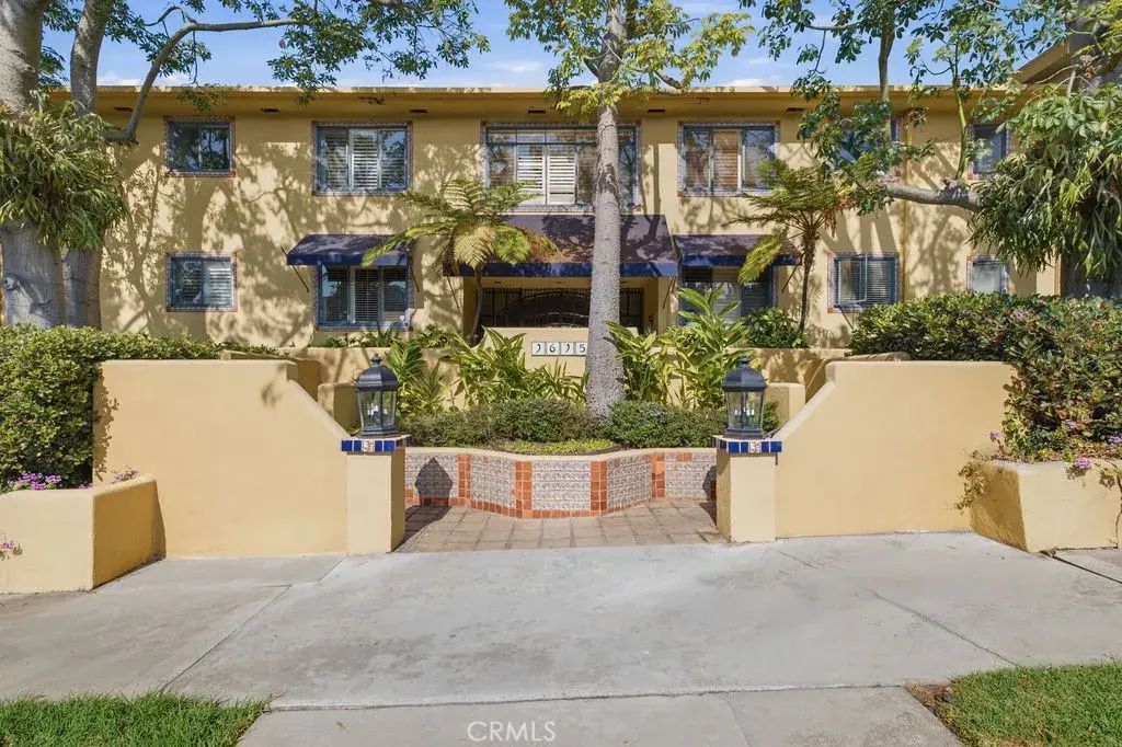 1615 N Laurel Avenue 214, Hollywood