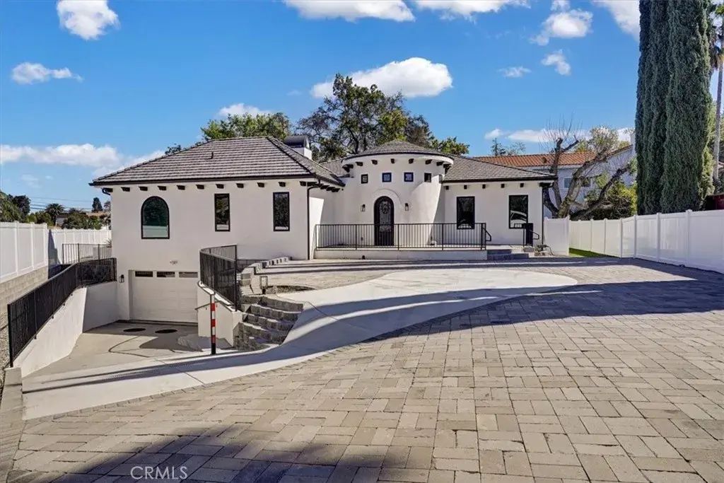 5520 Woodlake, Woodland Hills