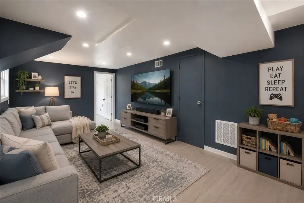 904 E Edgecomb, Covina