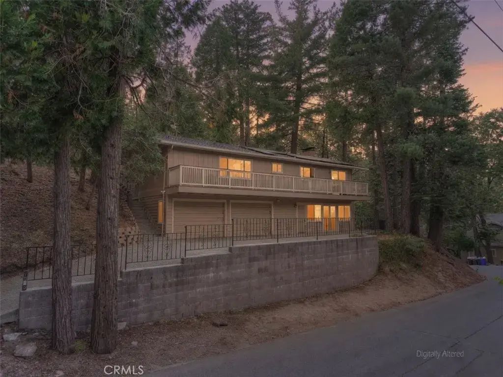 1050 Jungfrau, Crestline