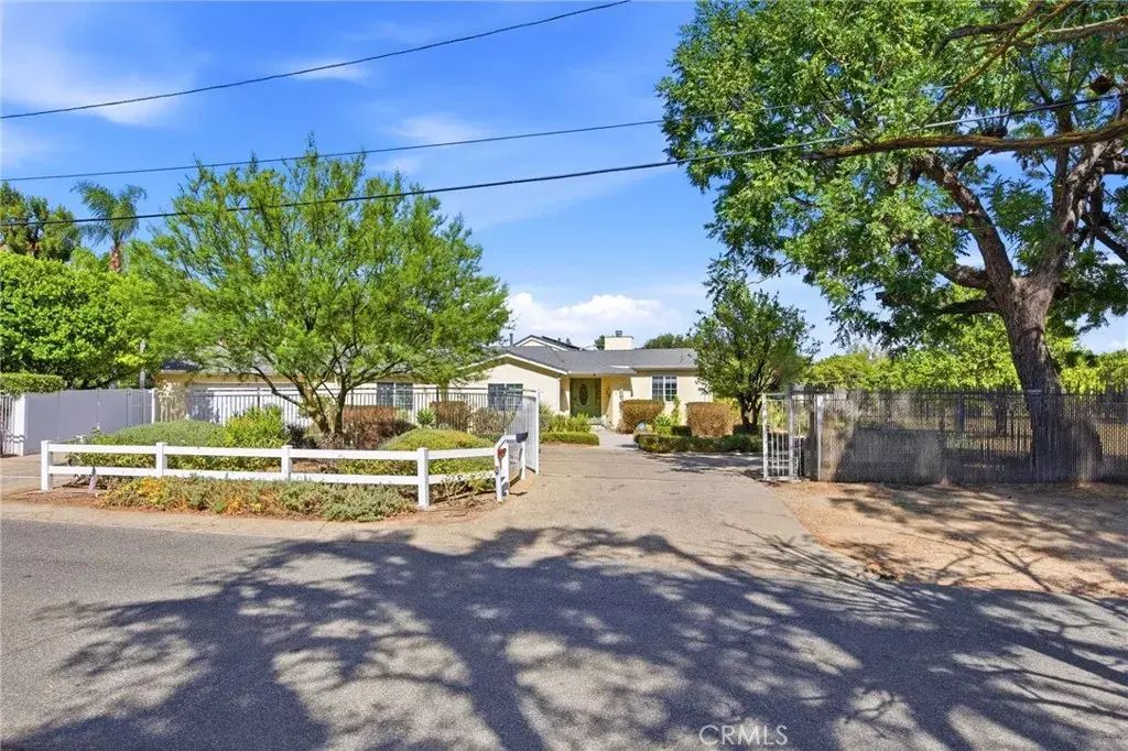 9920 Shoup Avenue, Chatsworth