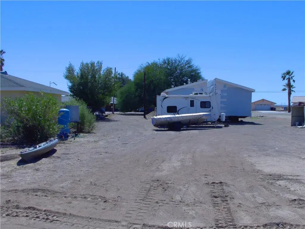 2132 Riviera, Blythe