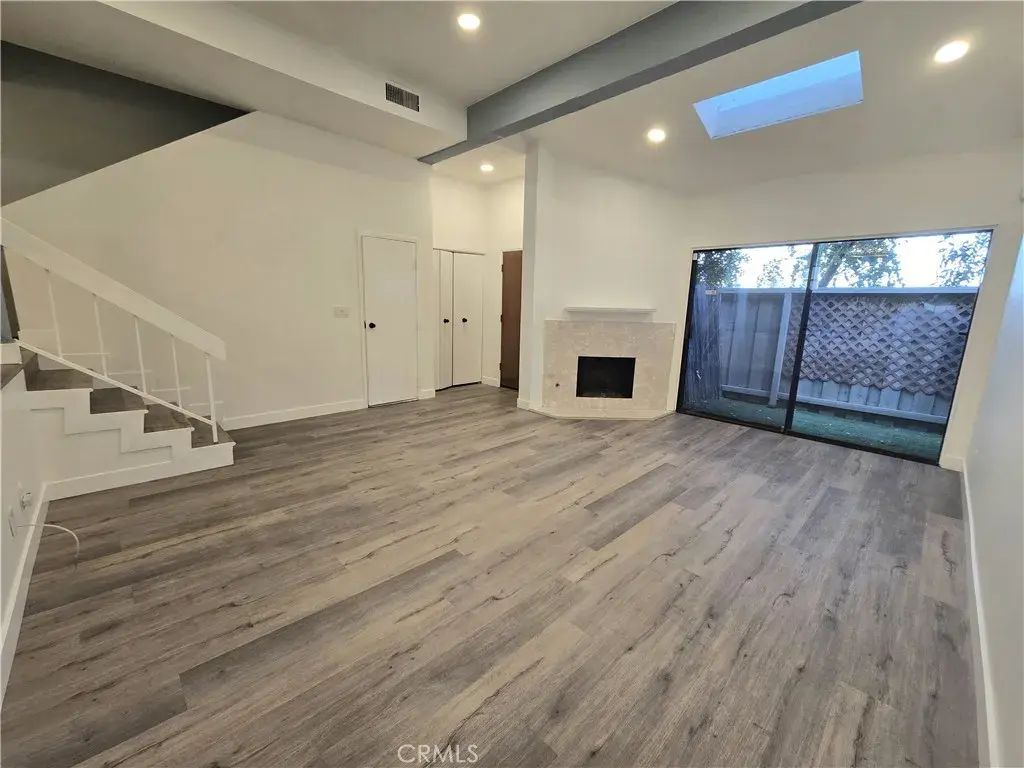 18445 Hatteras 603, Tarzana