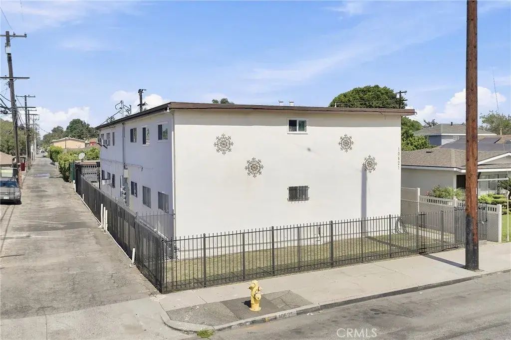 10621 San Carlos, South Gate