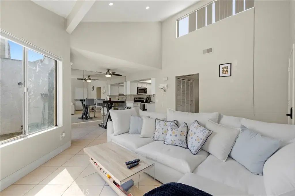 18408 Hatteras Street, Tarzana