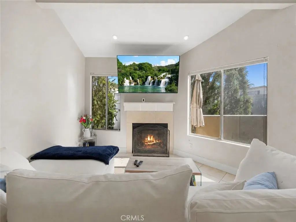 18408 Hatteras Street, Tarzana