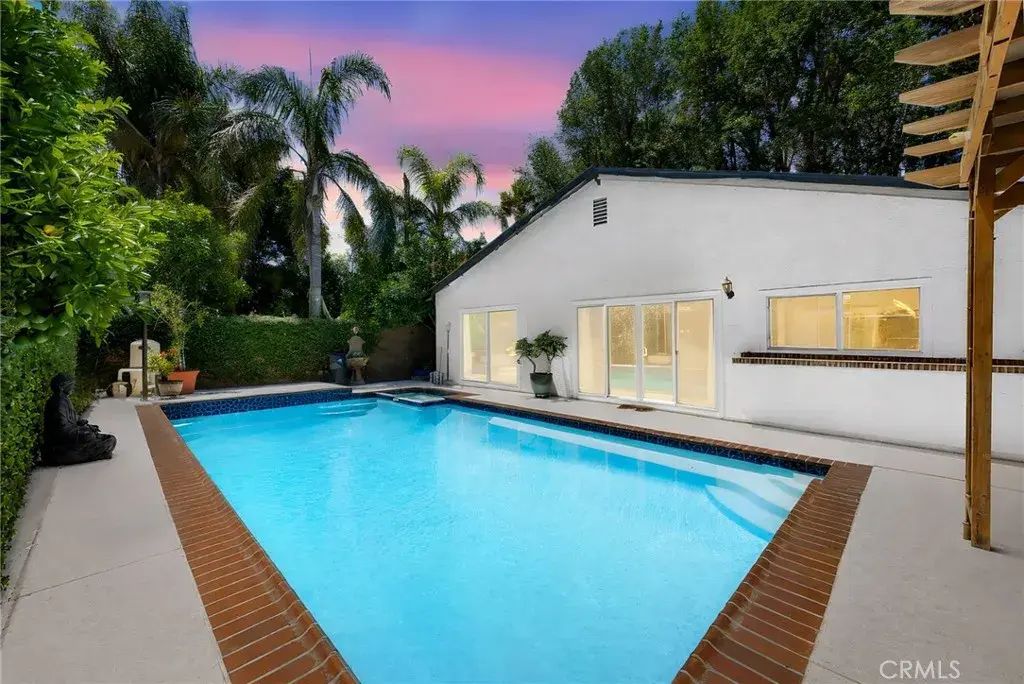 8012 Comanche, Winnetka