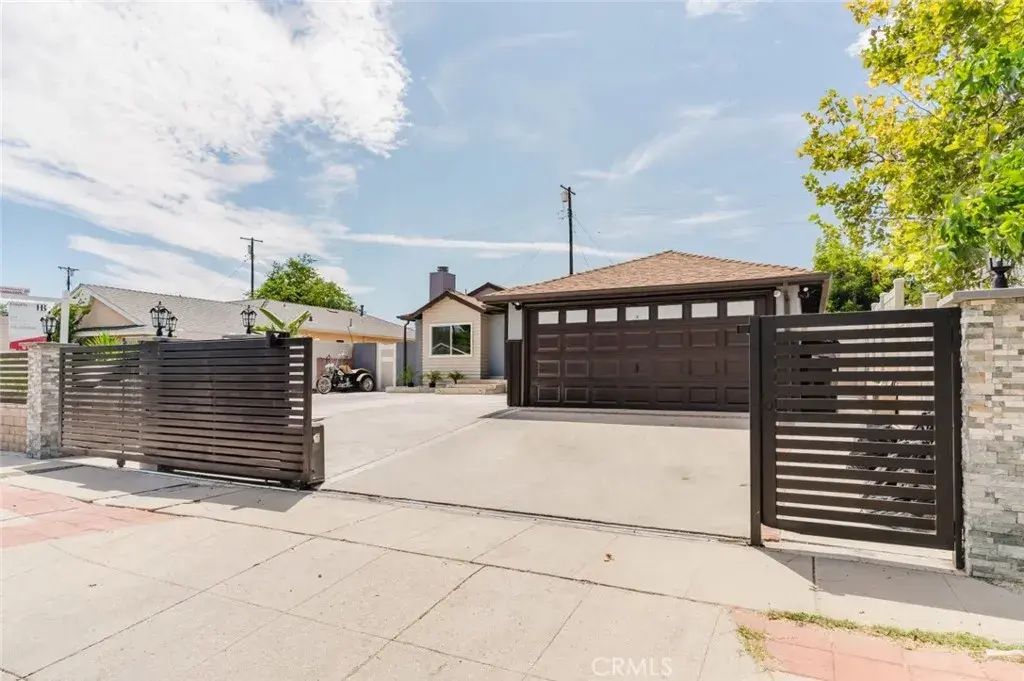 7725 Loma Verde Avenue, Canoga Park