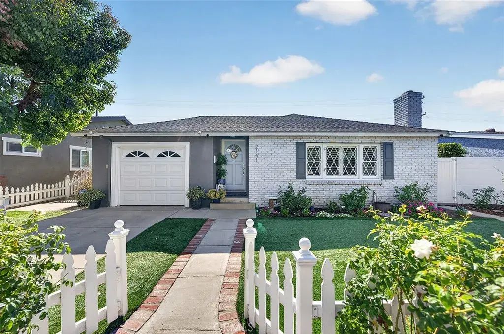 2141 Snowden, Long Beach