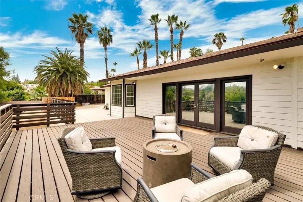 2128 Oak Crest, Riverside