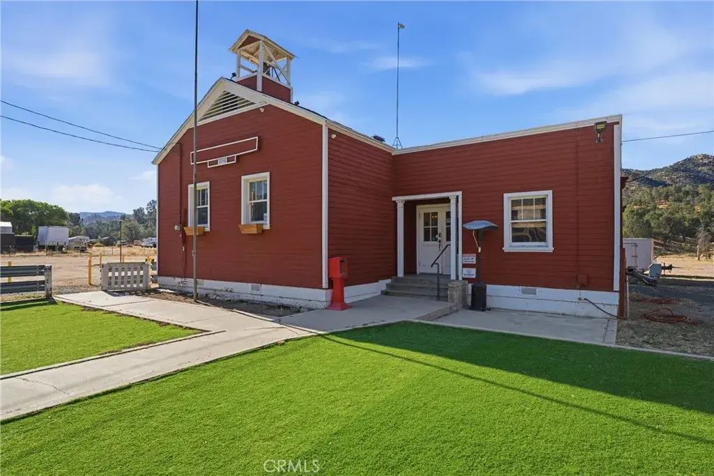 15782 Caliente Creek, Caliente