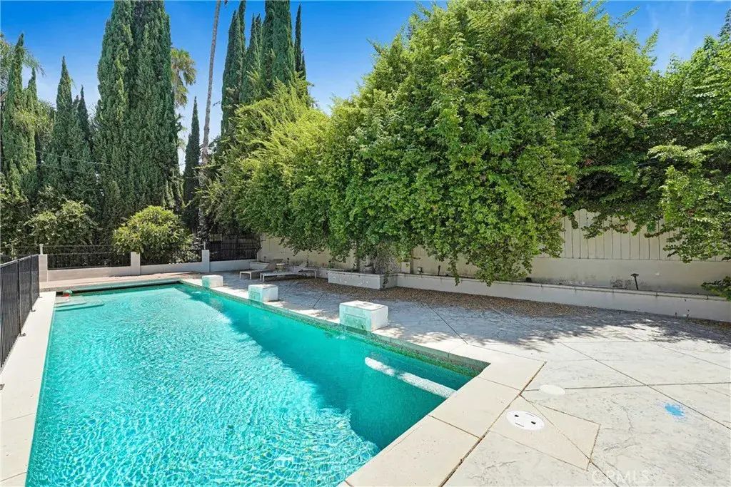 22450 Collins, Woodland Hills