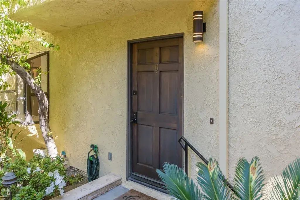 3333 Primera Avenue B, Hollywood Hills East