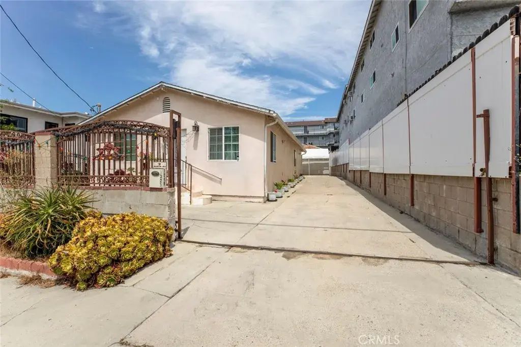 7319 Valmont Street, Tujunga