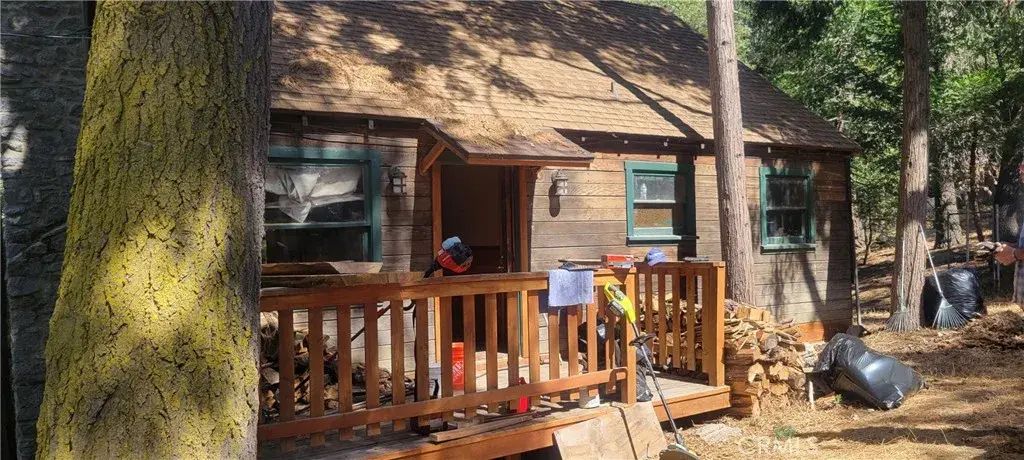 21891 Plunge, Cedarpines Park