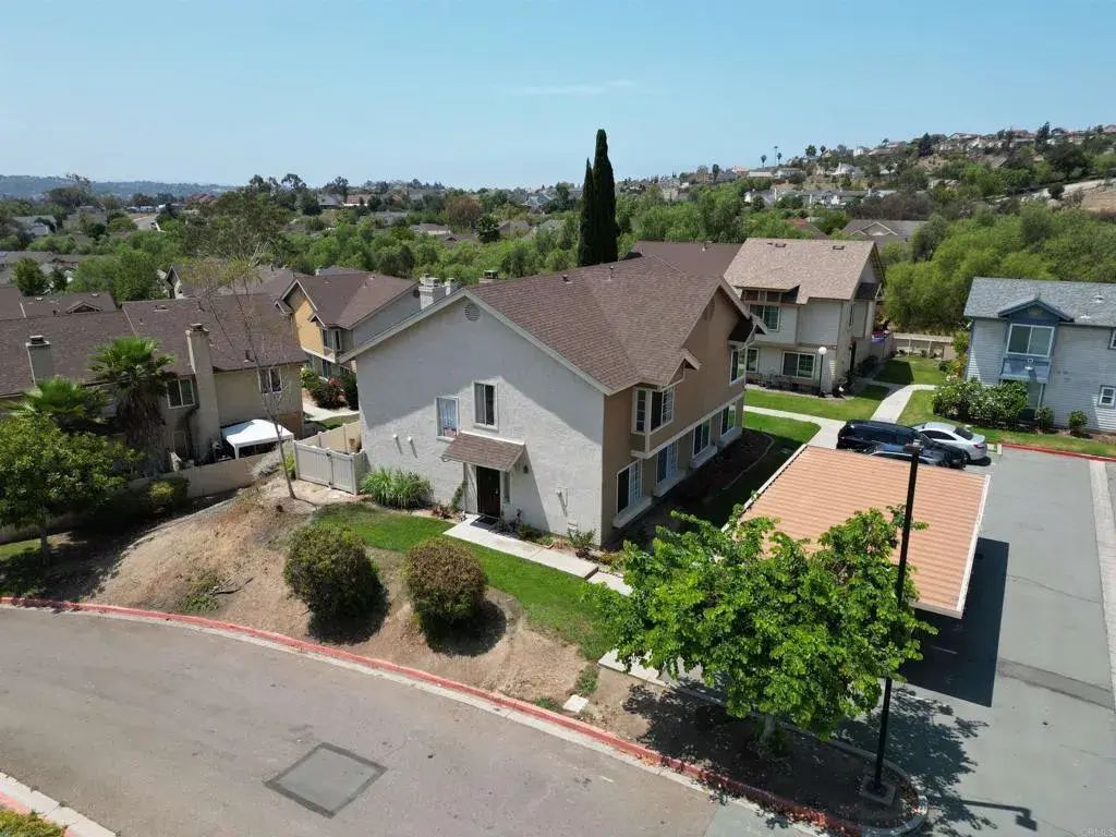 2041 Manzana Way, 