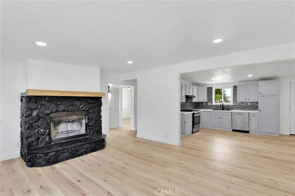 12556 Hickory, Victorville