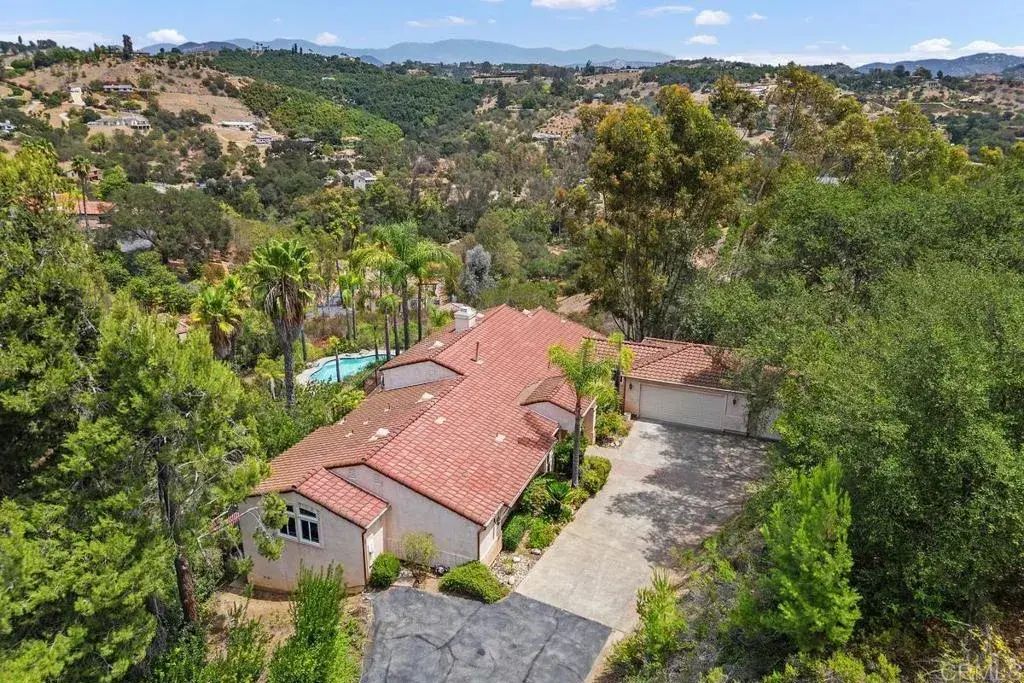 2718 Via Del Robles, Fallbrook