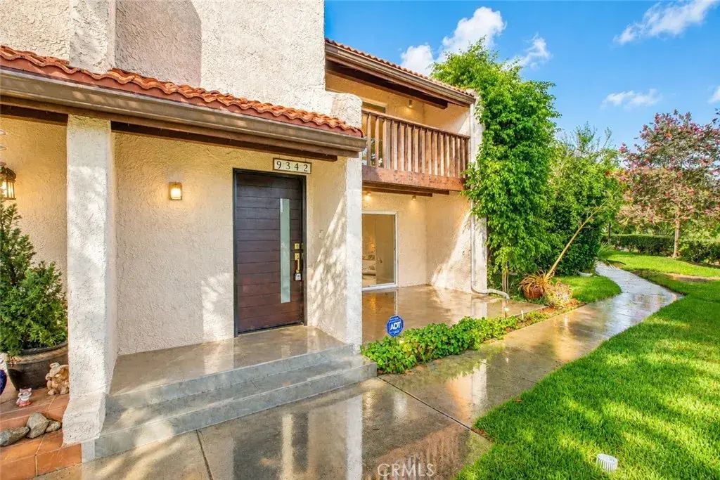 9512 Via Venezia, Burbank