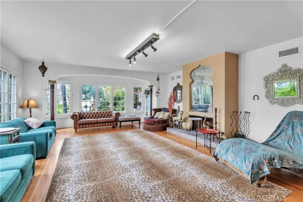 2275 Vasanta, Los Angeles