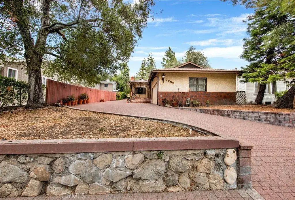 3255 Montrose, Glendale
