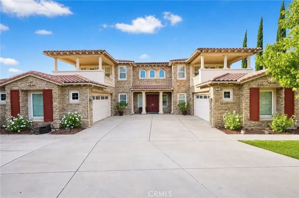 1115 Maravilla, Corona