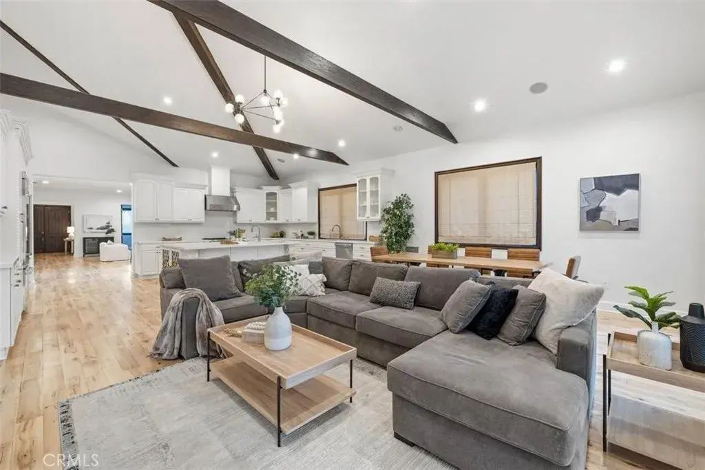 22953 Oxnard Street, Woodland Hills