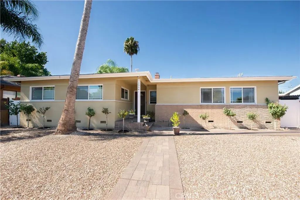 19541 Victory Boulevard, Reseda