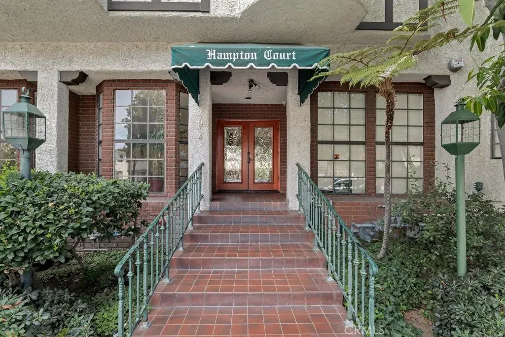 17914 Magnolia Boulevard 121, Encino