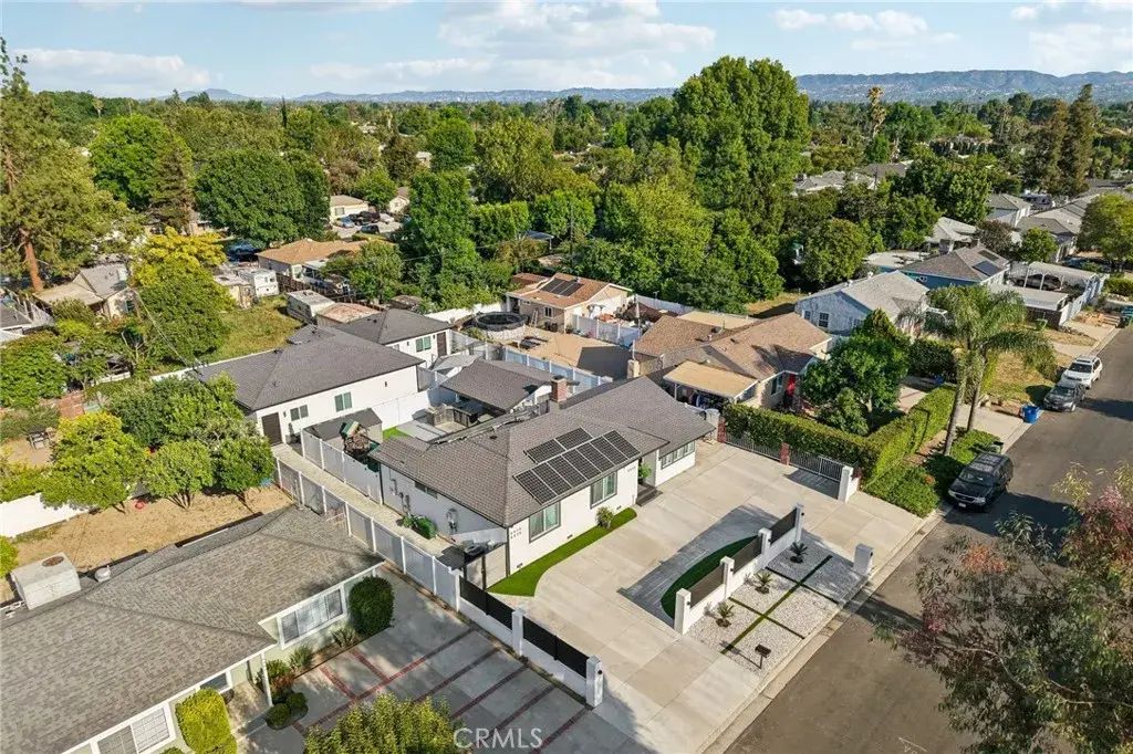 8434 Oakdale Avenue, Winnetka