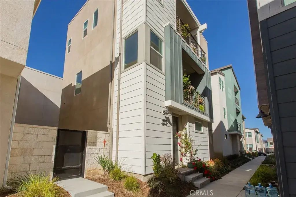 27418 Pioneer Court, Valencia