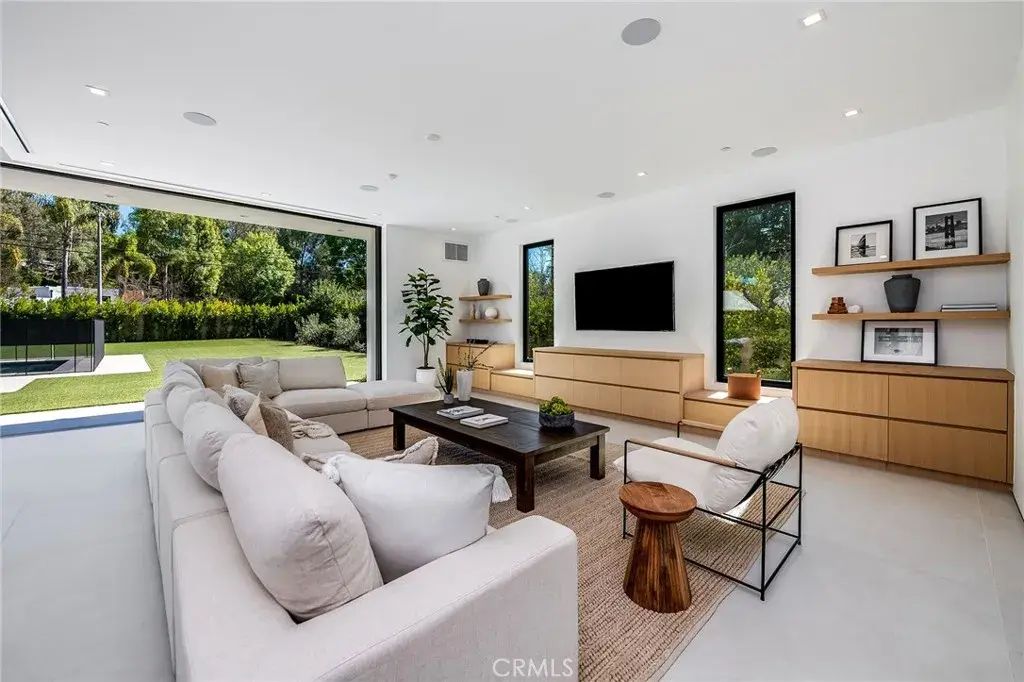 4930 Palomar Drive, Tarzana