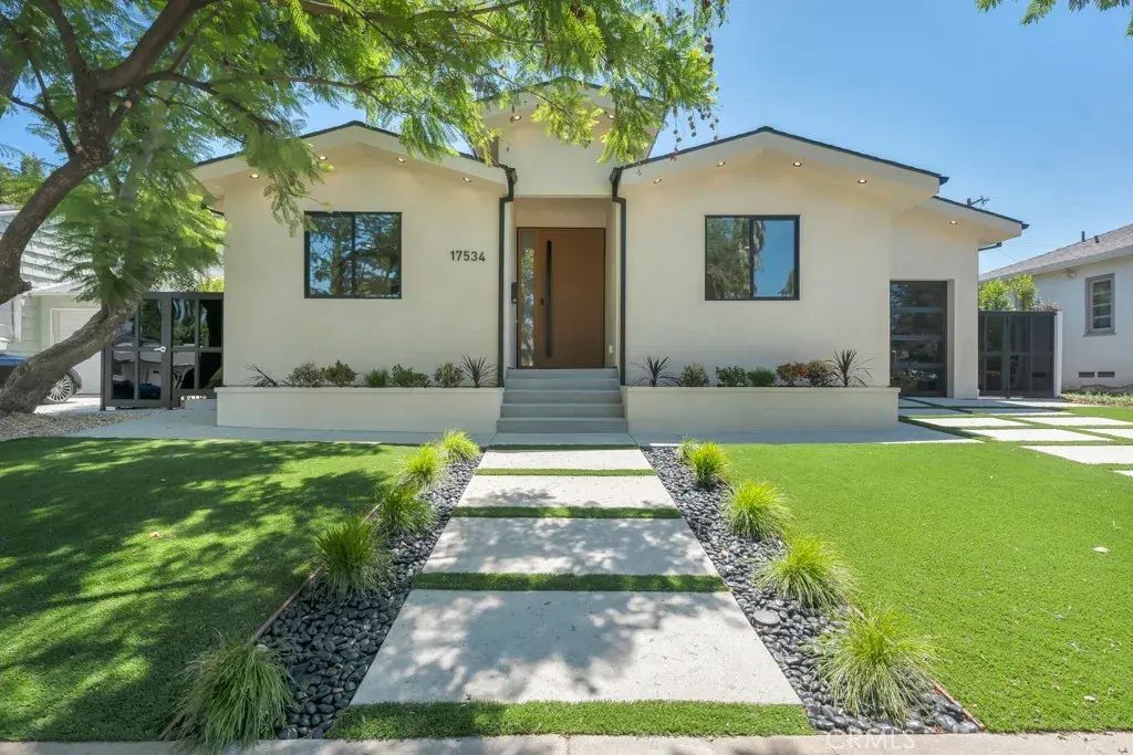 17534 Collins, Encino