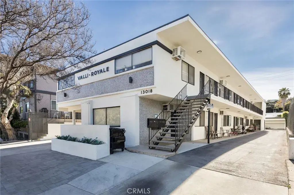 13018 Valleyheart Drive 11, Studio City