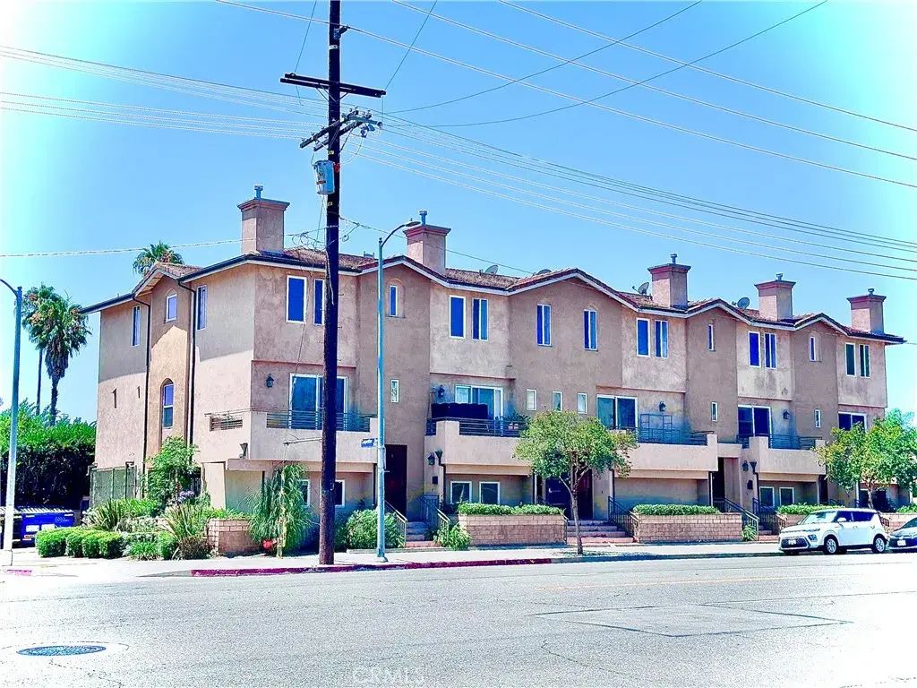 5555 Carpenter 4, Valley Village