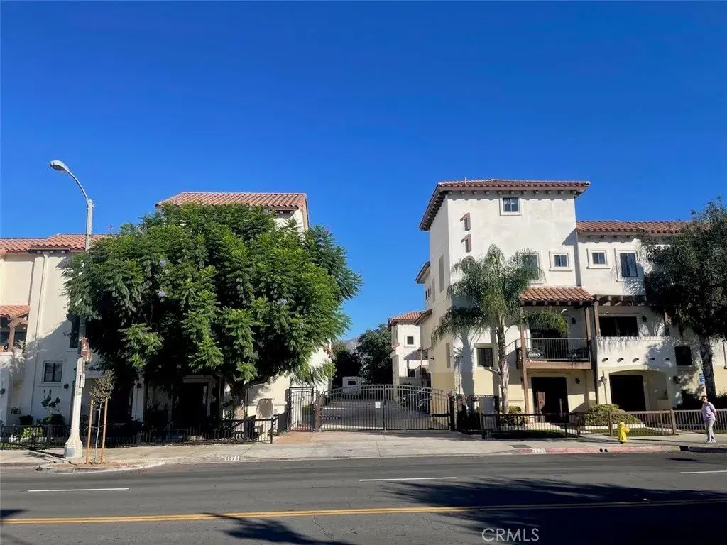 1075 N. Maclay Avenue 25, San Fernando