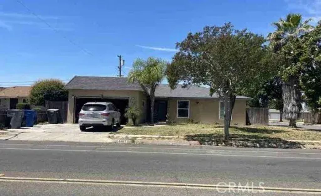 4497 N Chestnut, Fresno