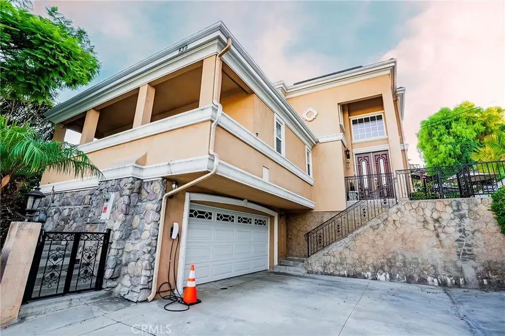 539 Bourdet, Walnut