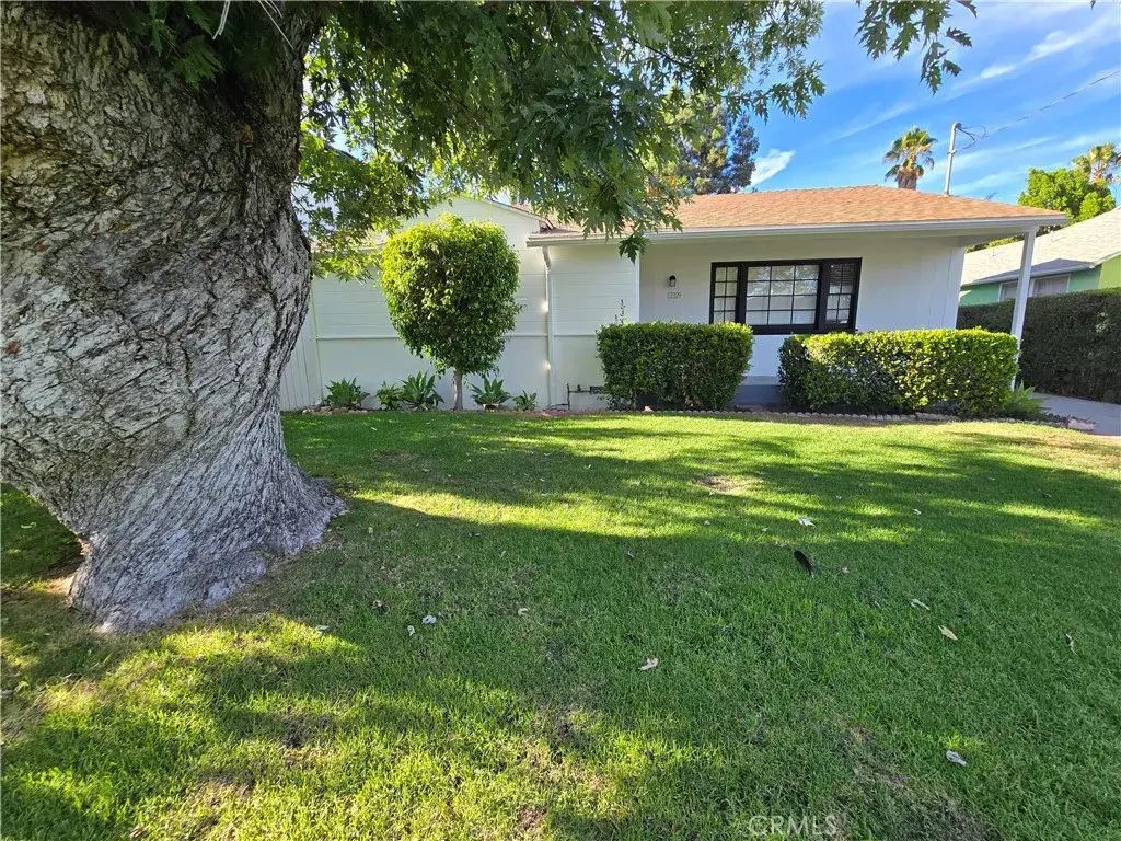 12329 Emelita, Valley Village