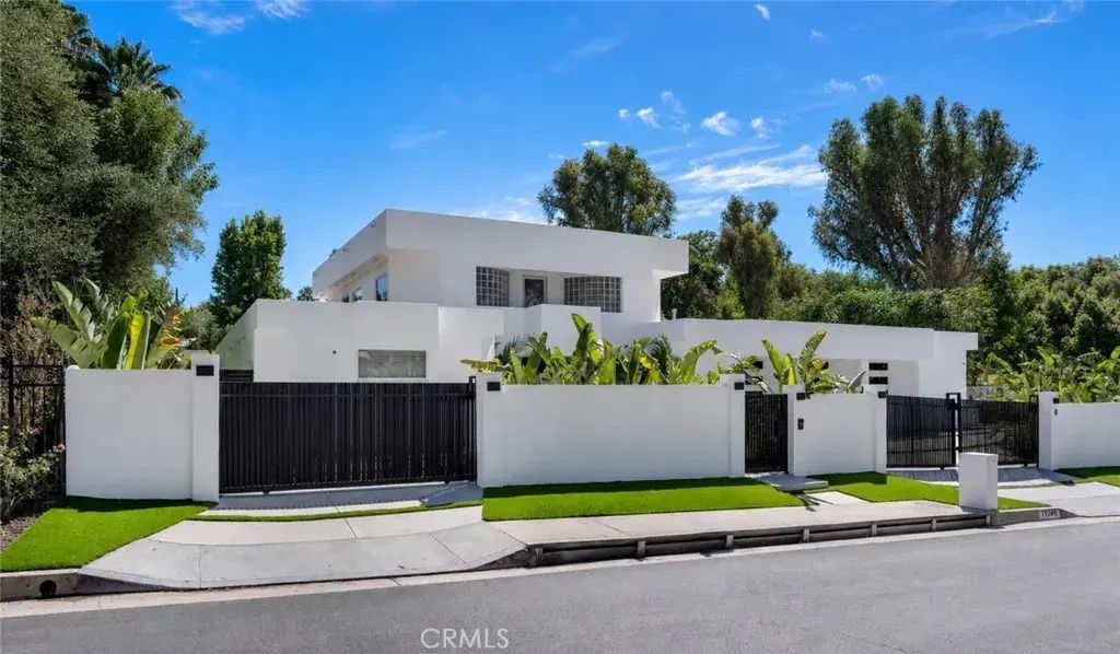 19246 Rosita Street, Tarzana