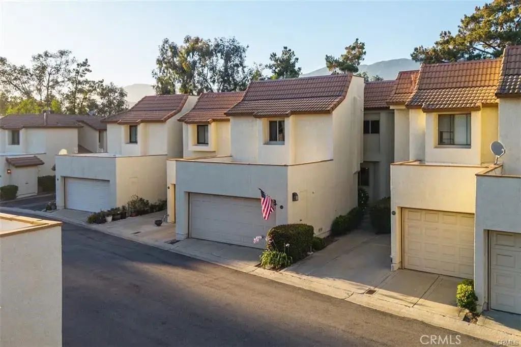 875 Endicott, Claremont