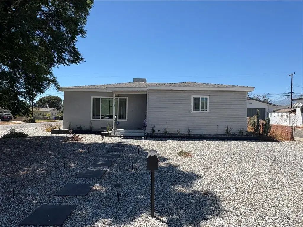 8568 Evergreen, Fontana