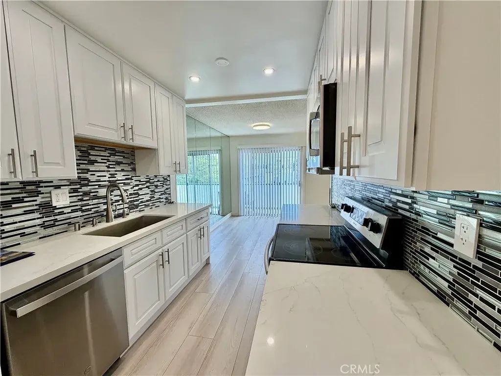 1344 N Martel Avenue 302, Los Angeles