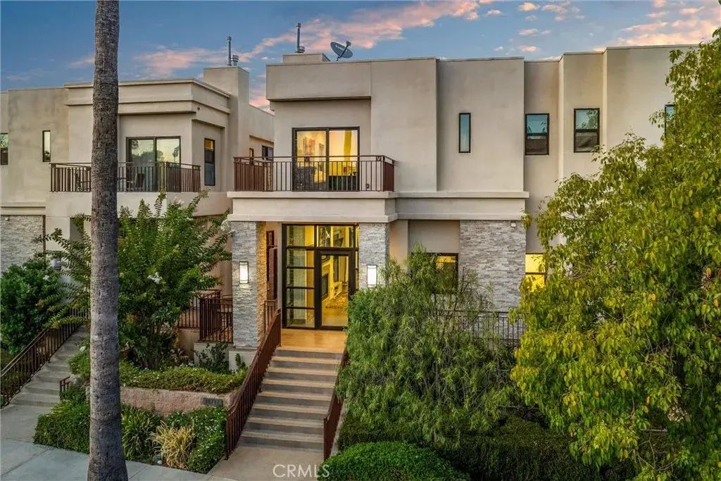18717 Redwing, Tarzana