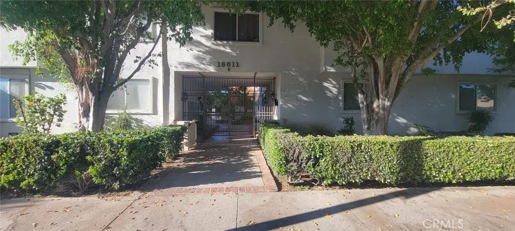 18611 Collins Street E 33, Tarzana