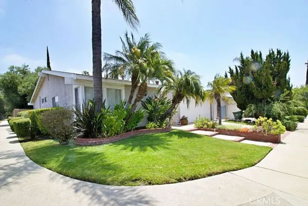 8142 Quakertown, Winnetka