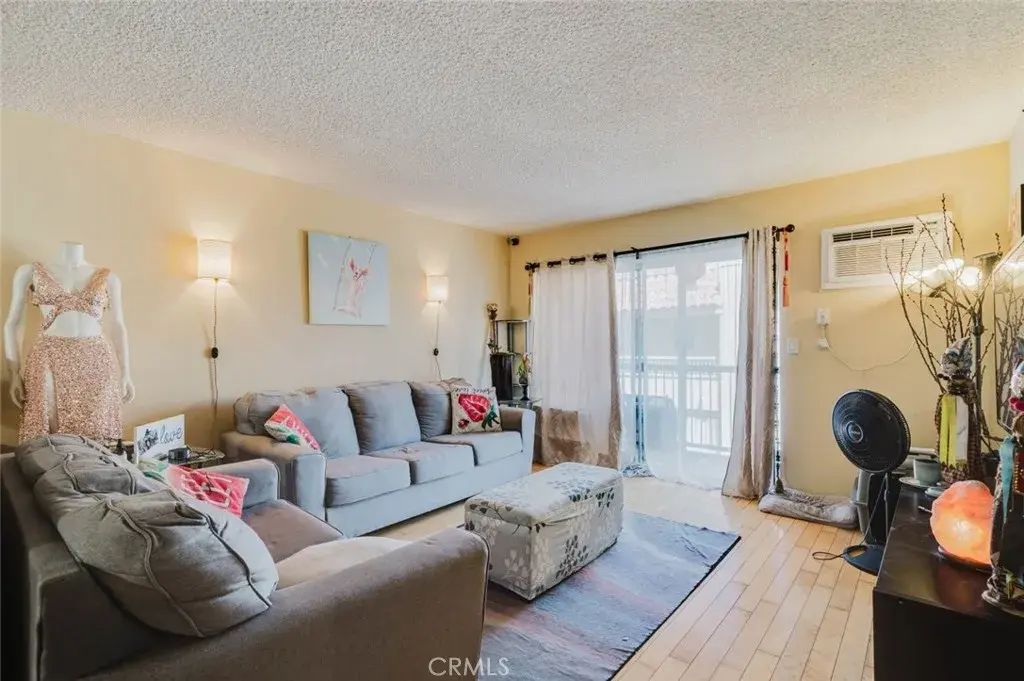 18307 Burbank Boulevard 233, Tarzana